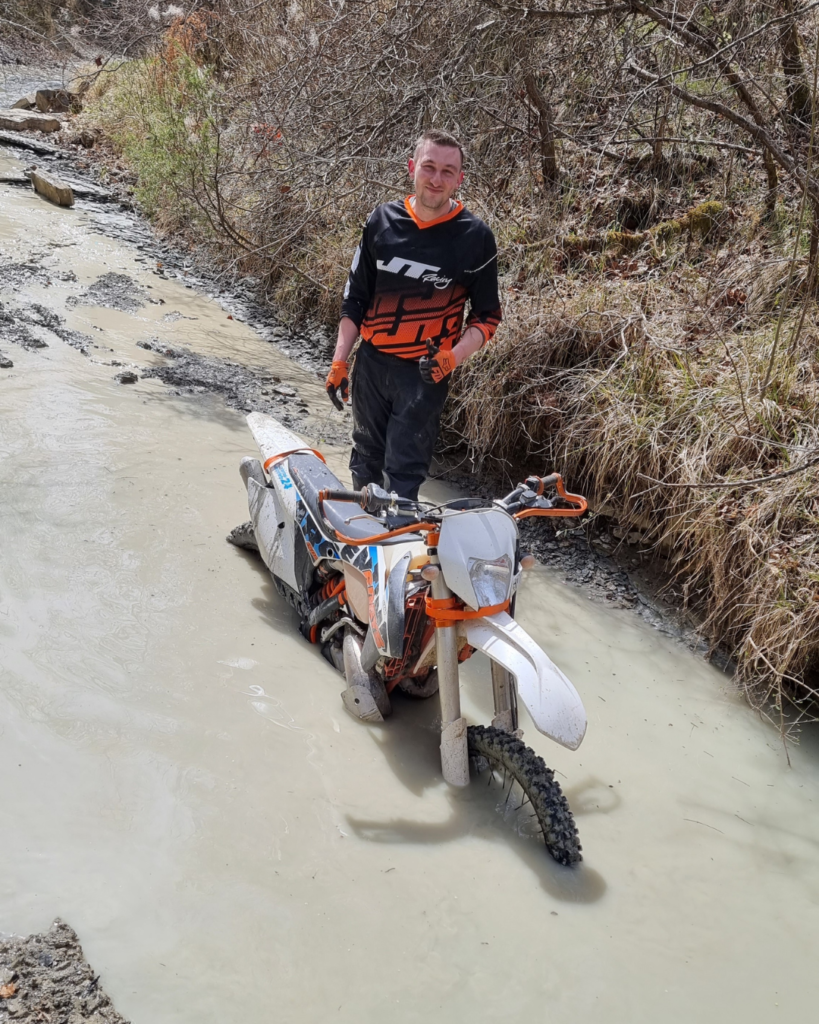 Fahren auf schlammigen Enduro-Strecken
